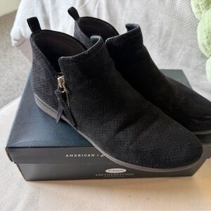 Dr. Scholls Black Ankle Boots with Side Zipper. Suede size 8. EUC